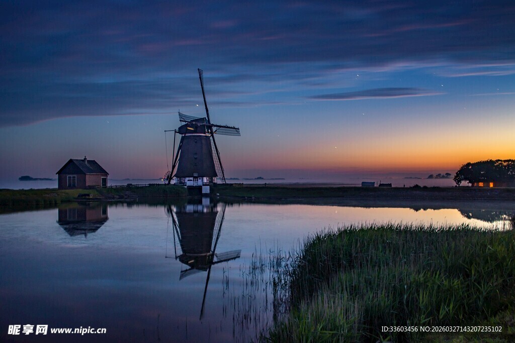 黄昏下的静谧风车水乡