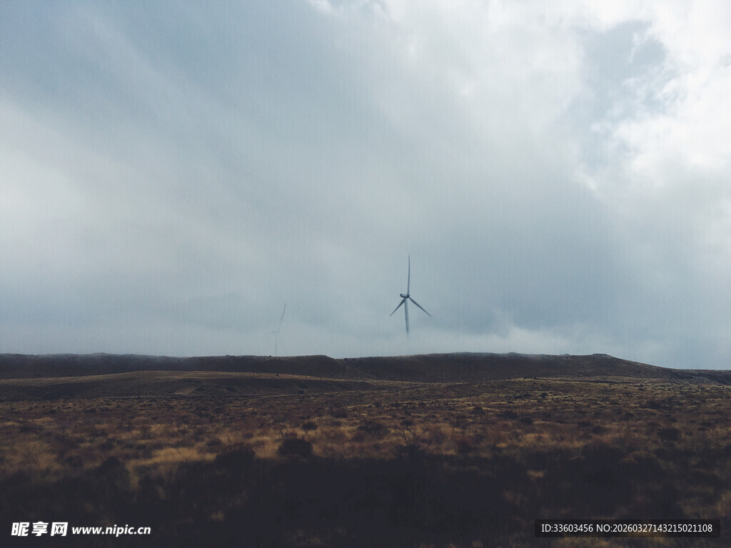 草原上的风力发电机