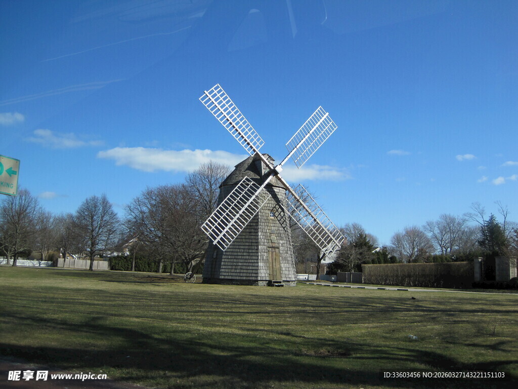田野中的古老风车