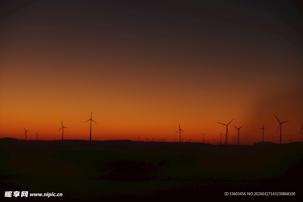 日落时分的风力发电景观