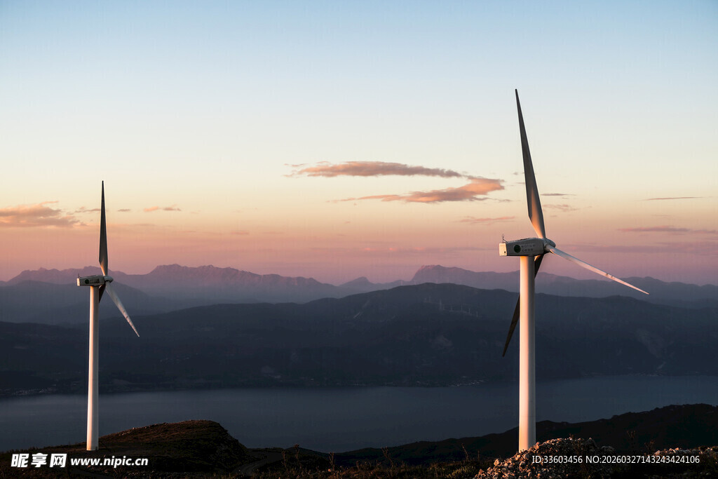 夕阳下的风力发电机组