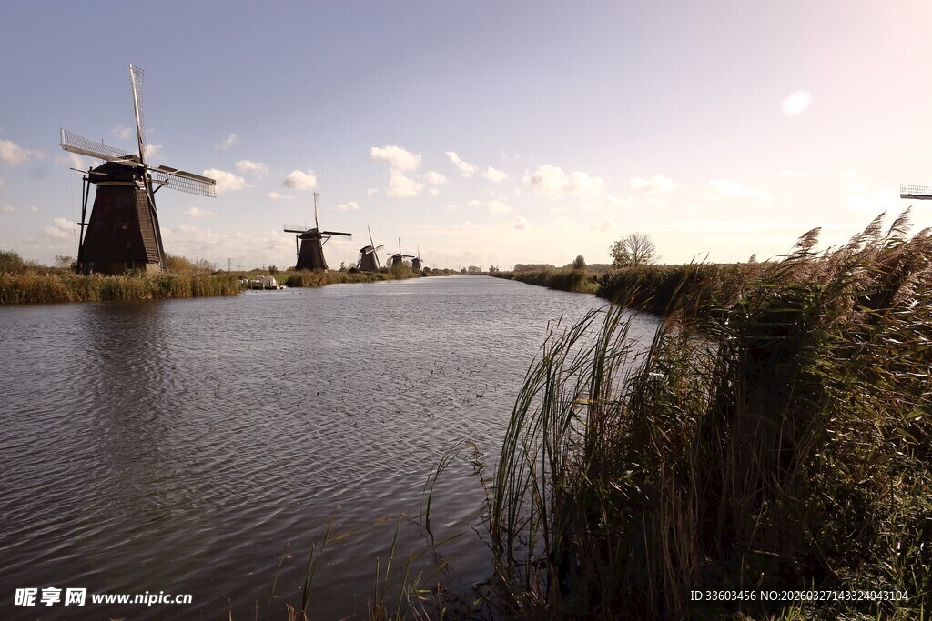 荷兰河畔风车田园美景