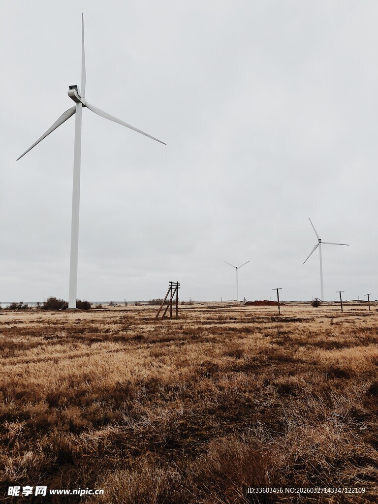 旷野中的风力发电机组