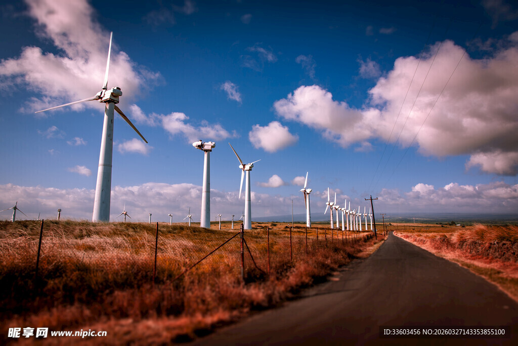 公路旁的风力发电机组景观