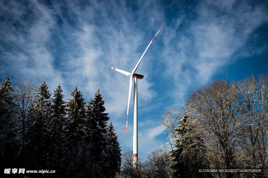 雪林中的白色风力发电机