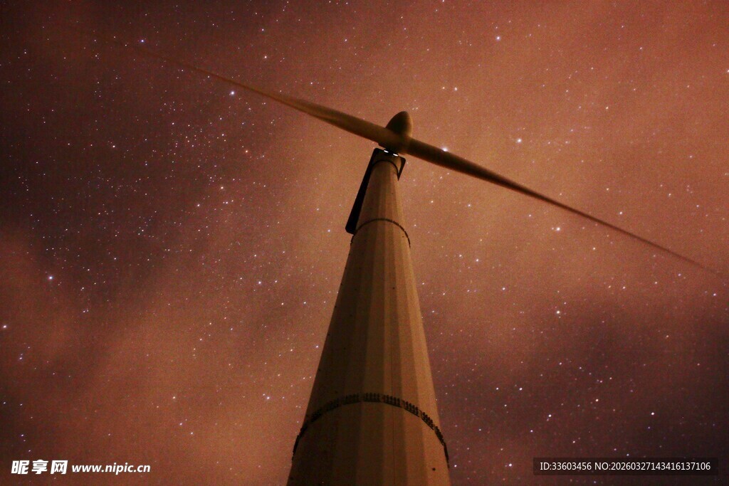 星空下的风力发电机