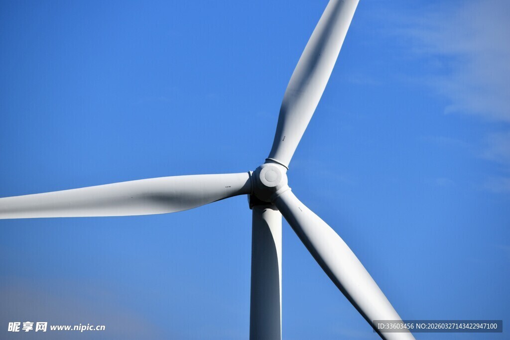 蓝天中的大型风力发电机