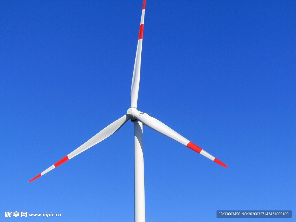 蓝天中的大型风力发电机