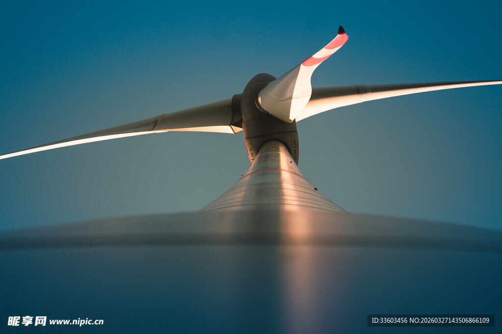 夜空中的风力发电机