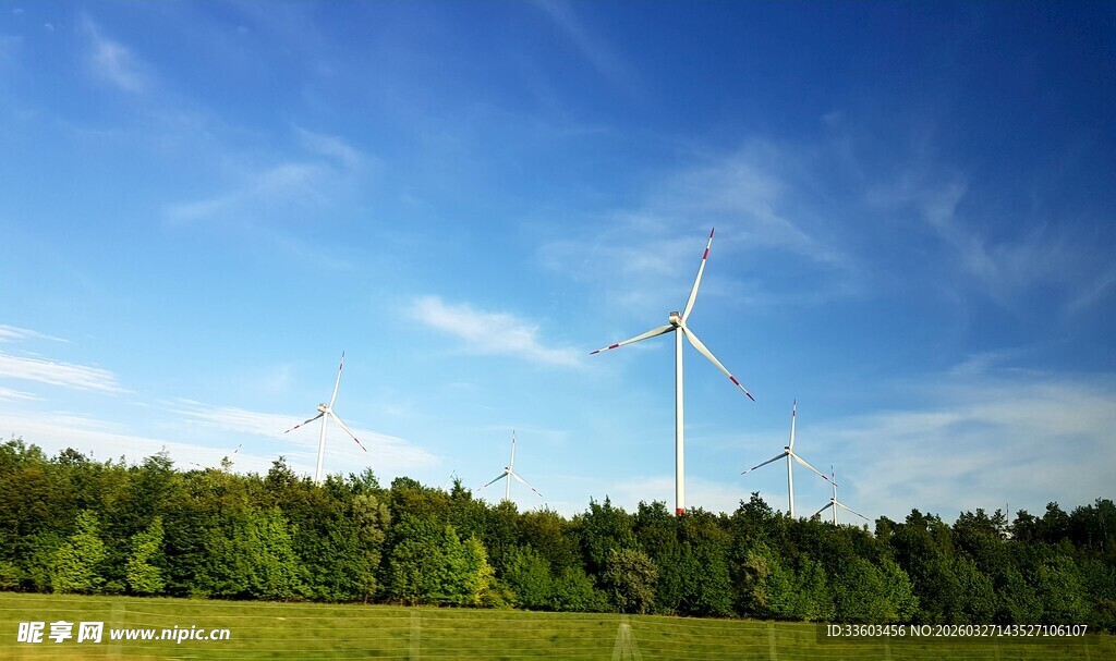 田野上的风力发电机