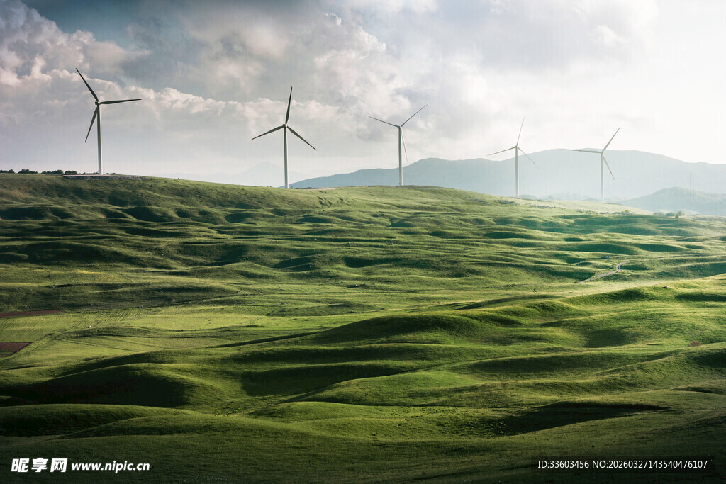 草原上的风力发电机组