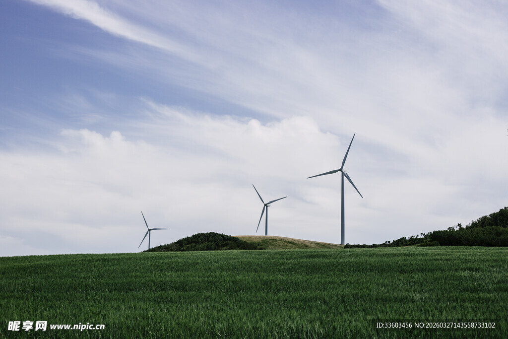草原上的风力发电机组