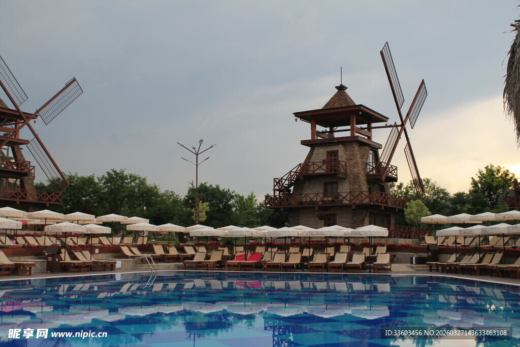 泳池畔的风车景观
