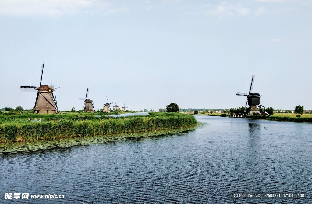荷兰风车旁的宁静水道