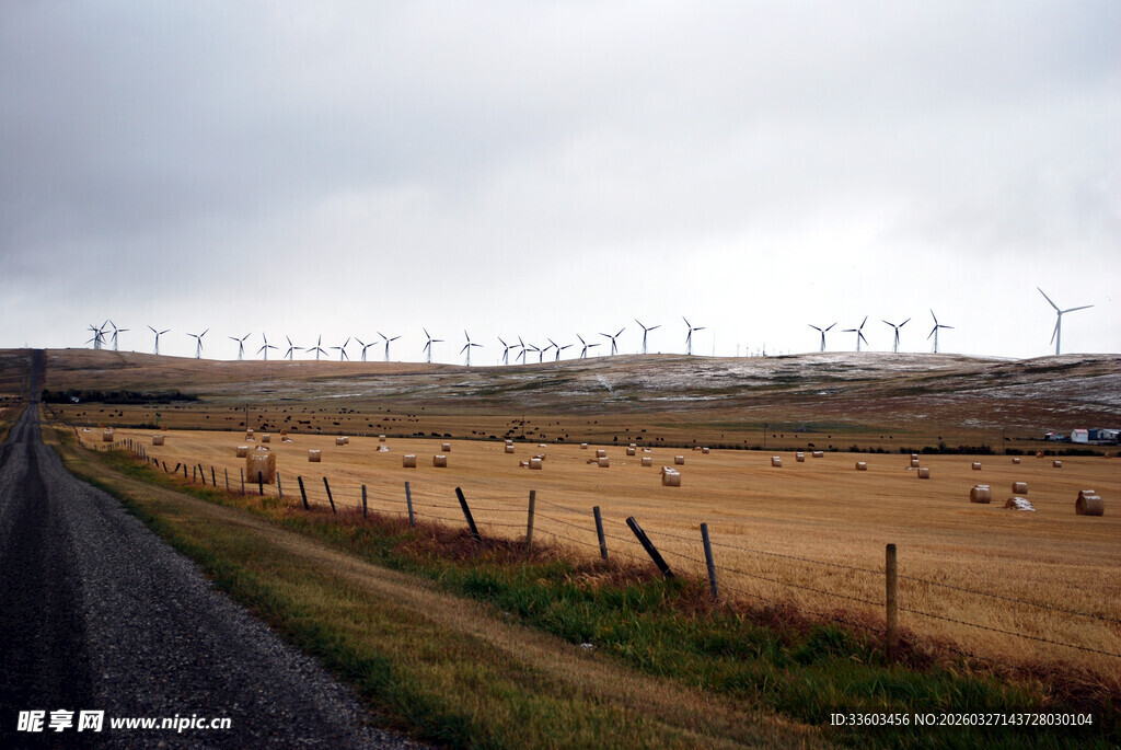 田野边的风力发电机组