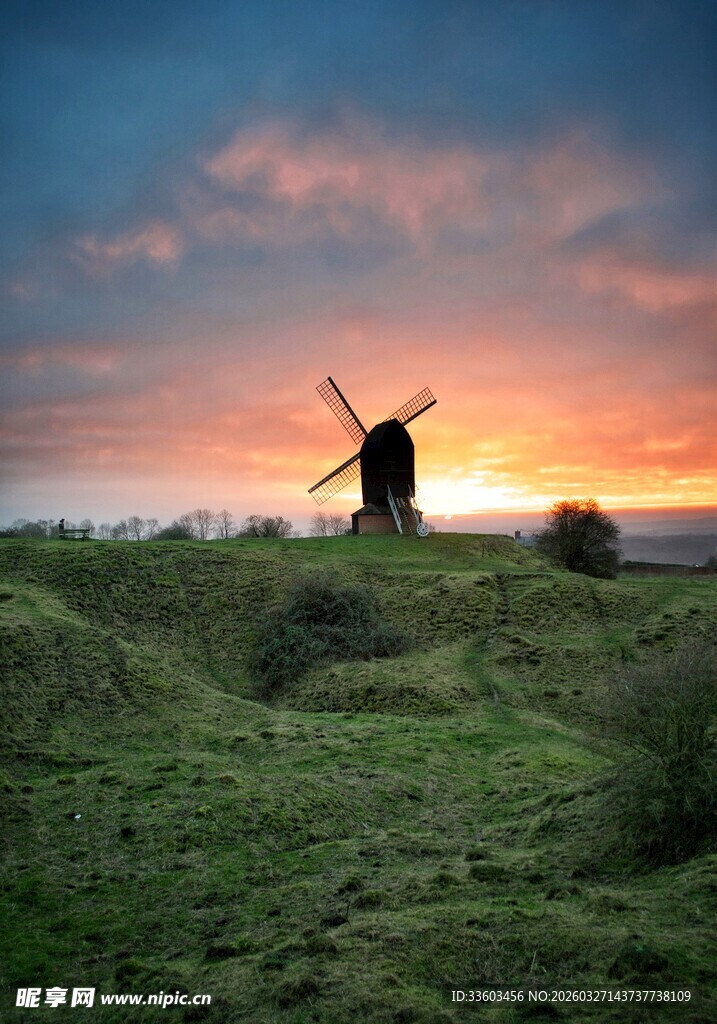 日落时分的田野风车