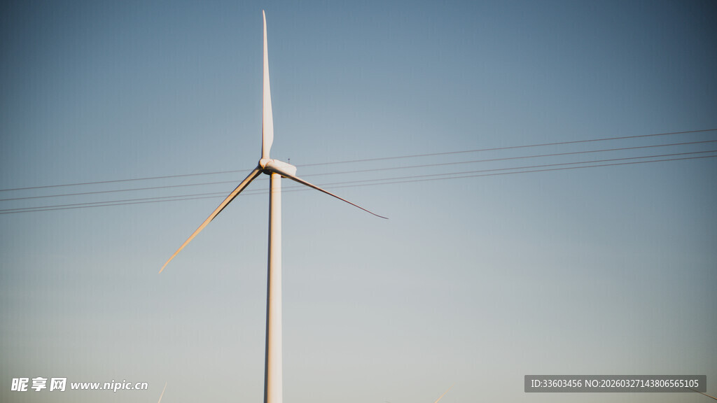 蓝天中的风力发电机
