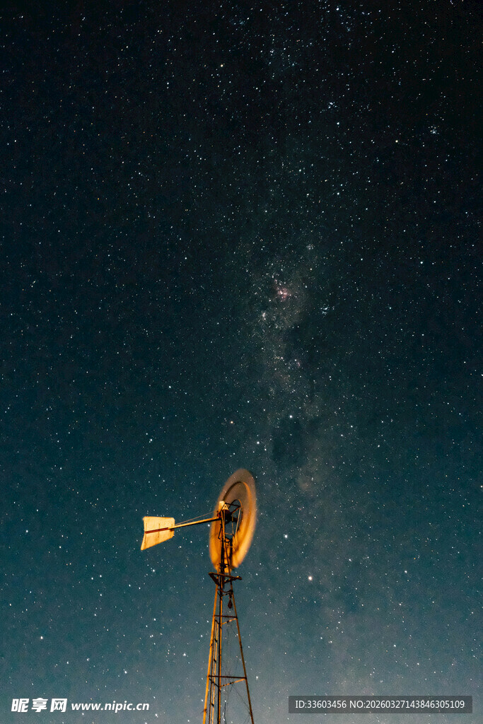 星空下的古老风车