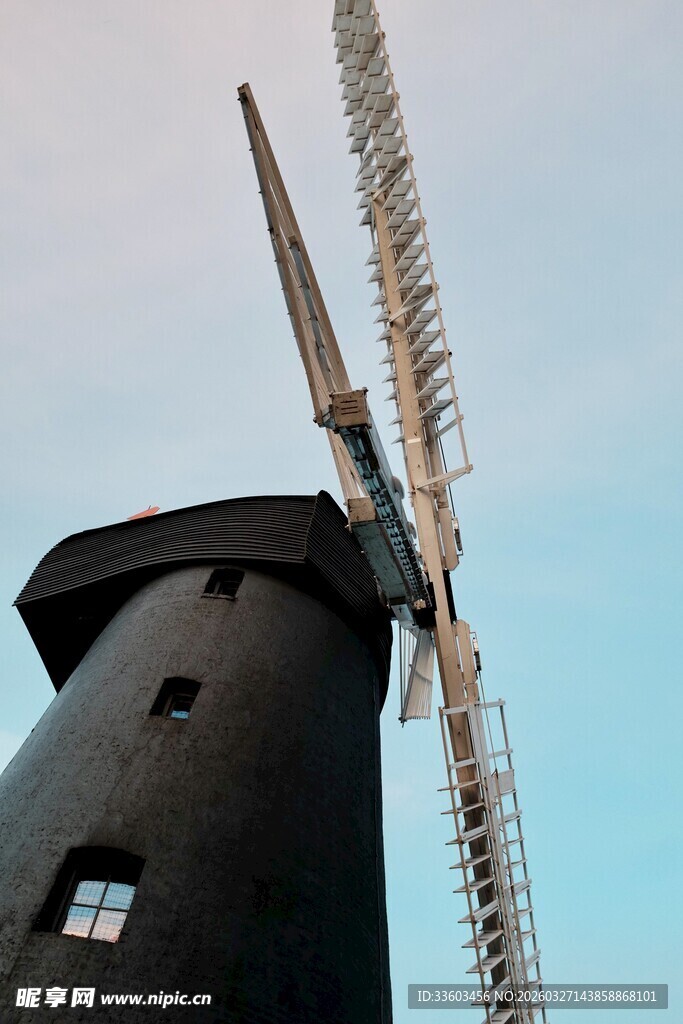 古老风车屹立蓝天之下