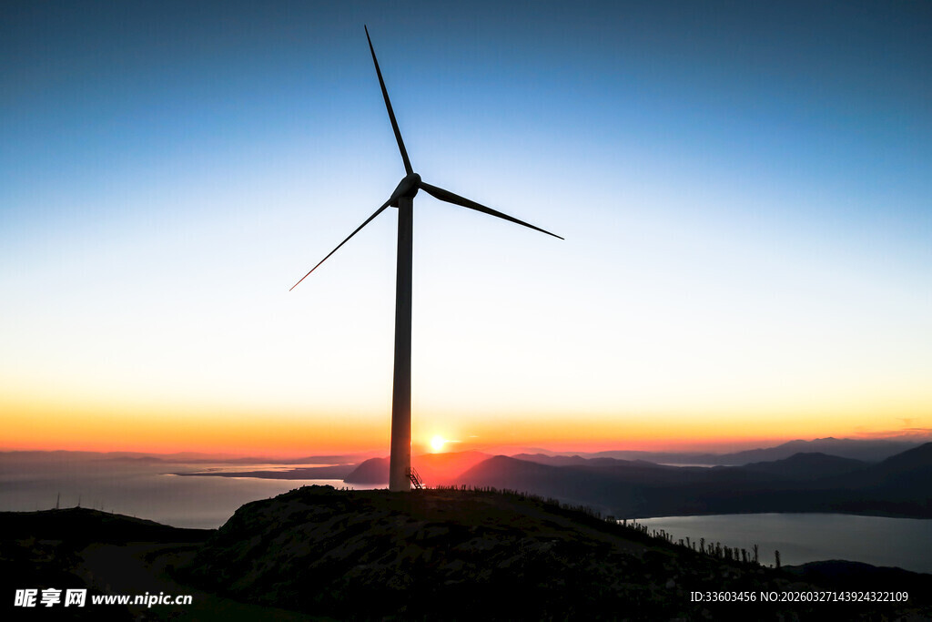 夕阳下的风力发电机