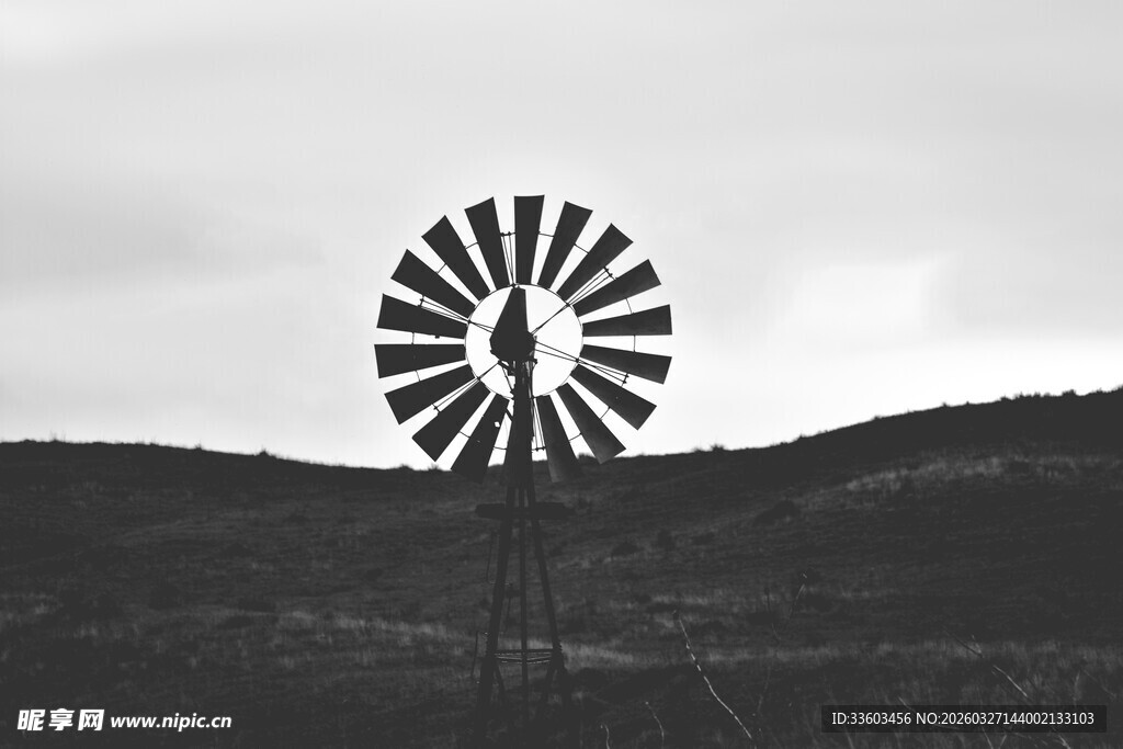 旷野中的老式风车