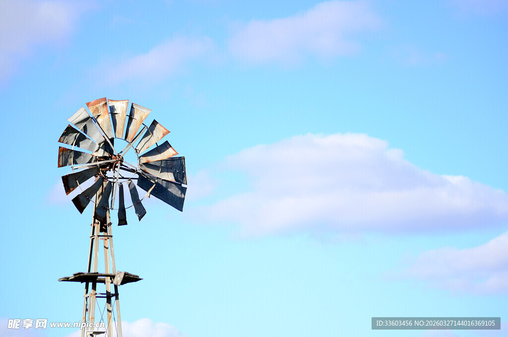 蓝天中的老式风车