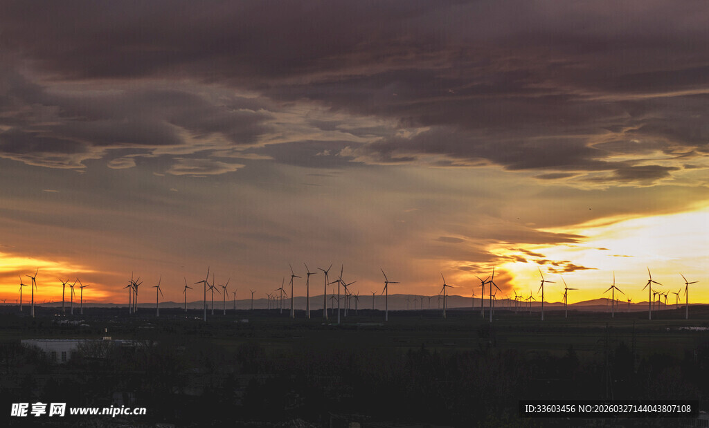 日落时分的风车田野景色