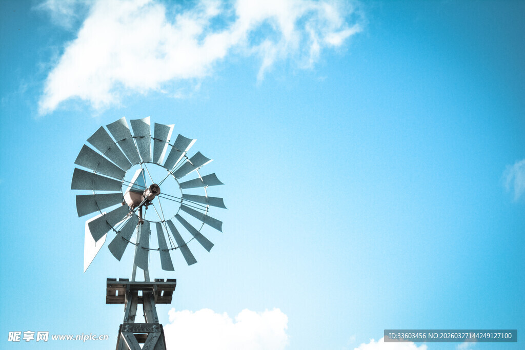 蓝天中的老式风车
