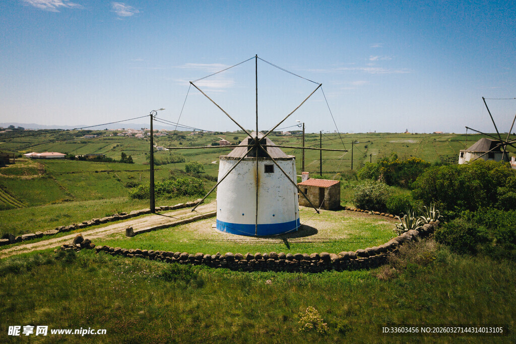 草原上的风车景观