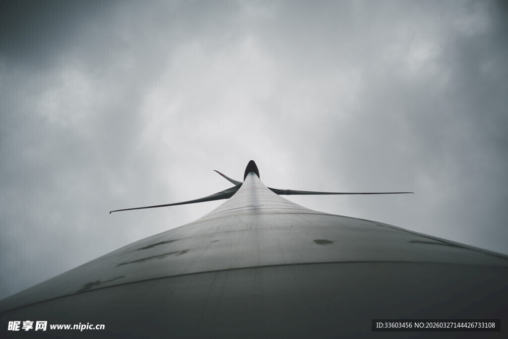 飞机机头视角的天空景象