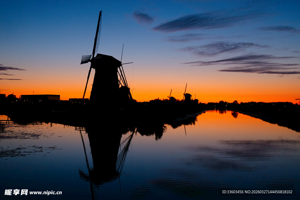 夕阳下的风车与静谧水面