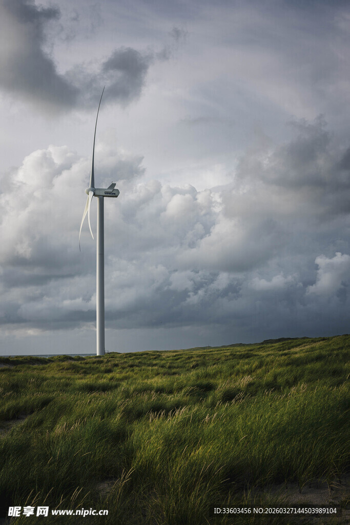 草原上的风力发电机