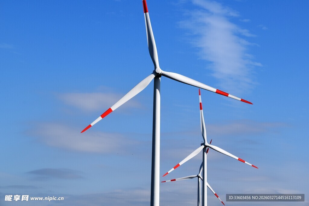 蓝天下列队的风力发电机