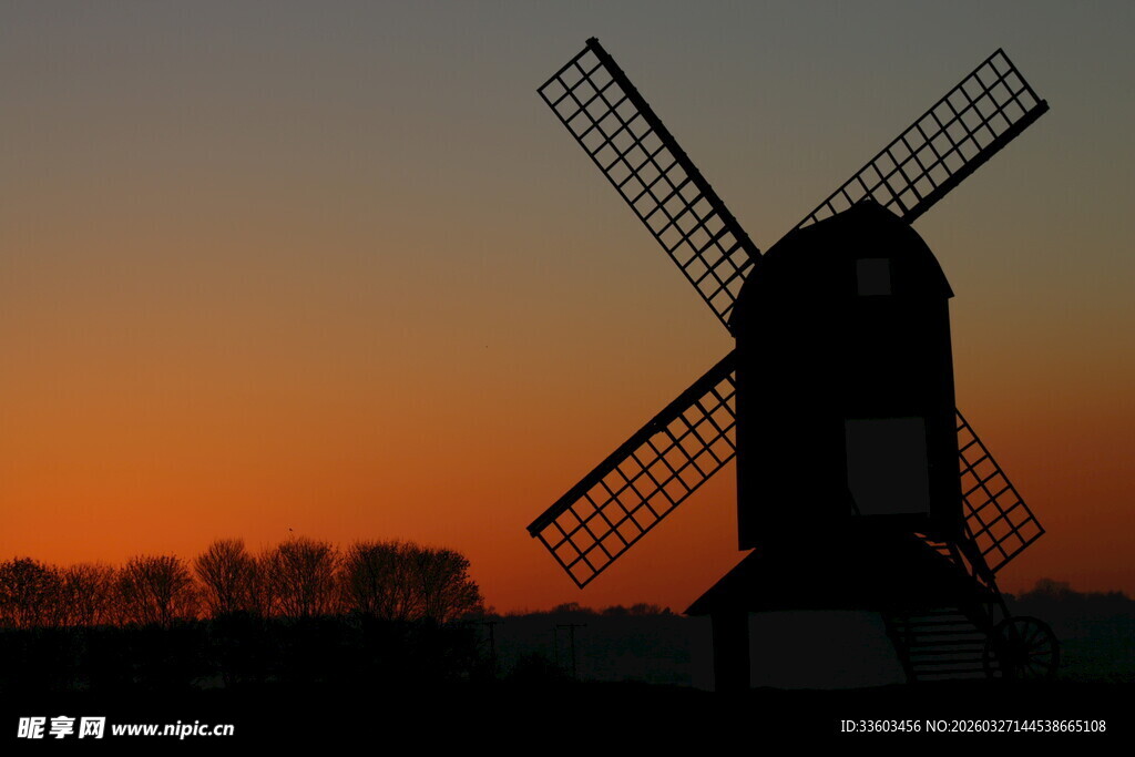 夕阳下的风车剪影