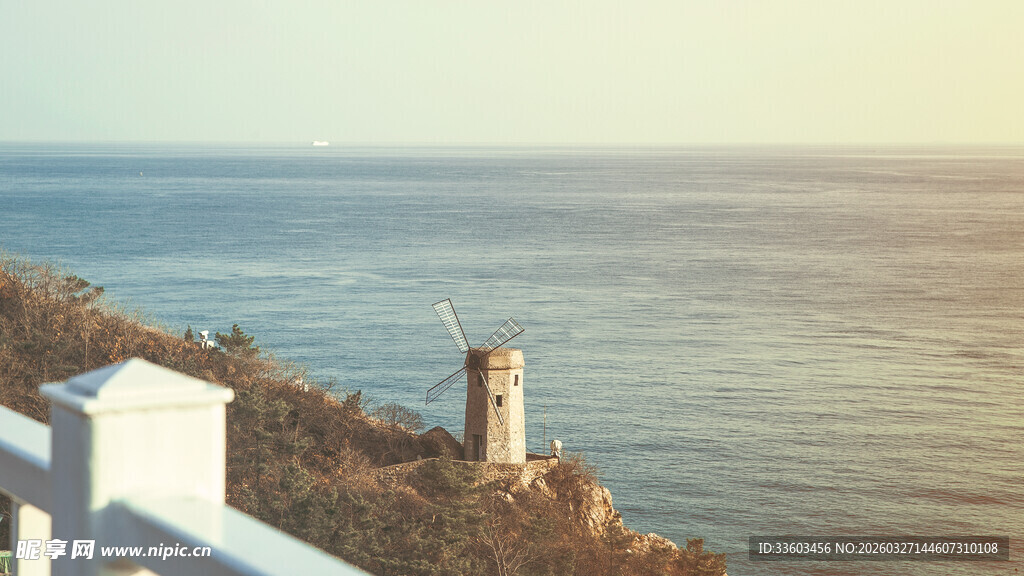 海岸边的孤独灯塔