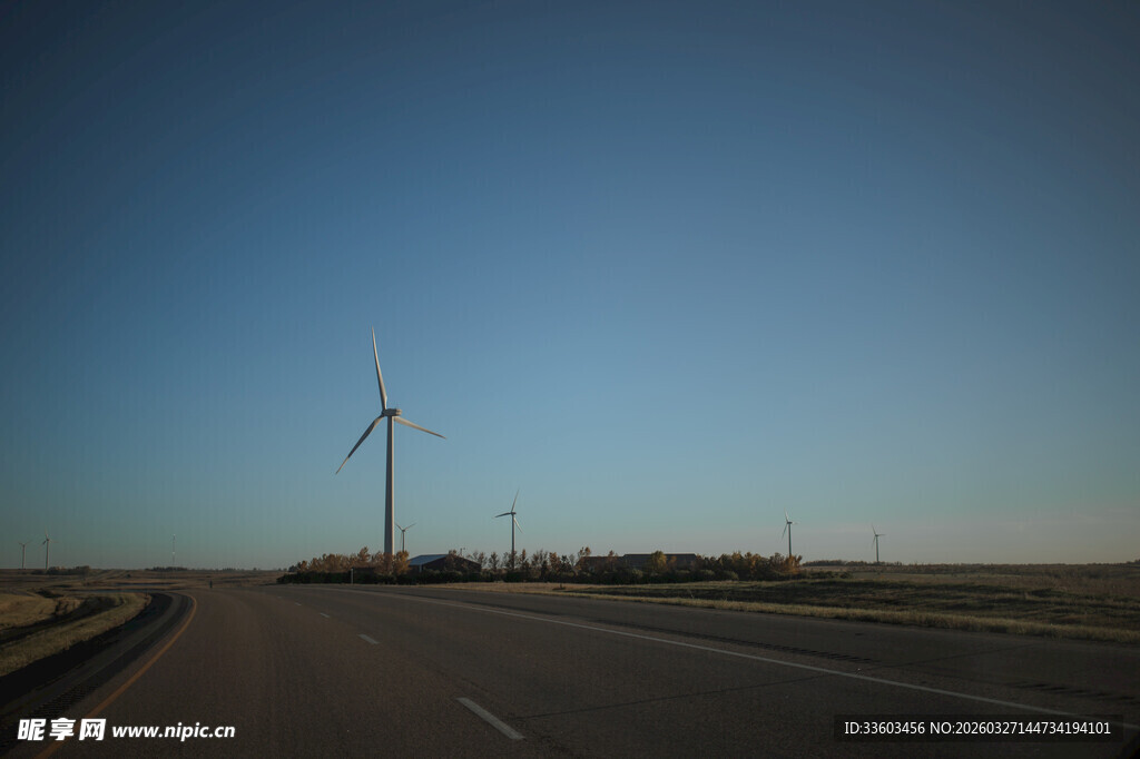 公路旁的风力发电机