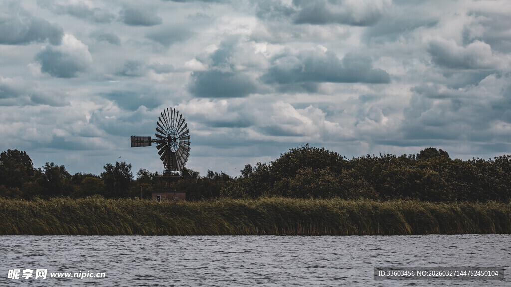 田野中的大型射电望远镜