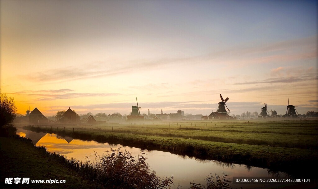 荷兰田园风光中的风车美景