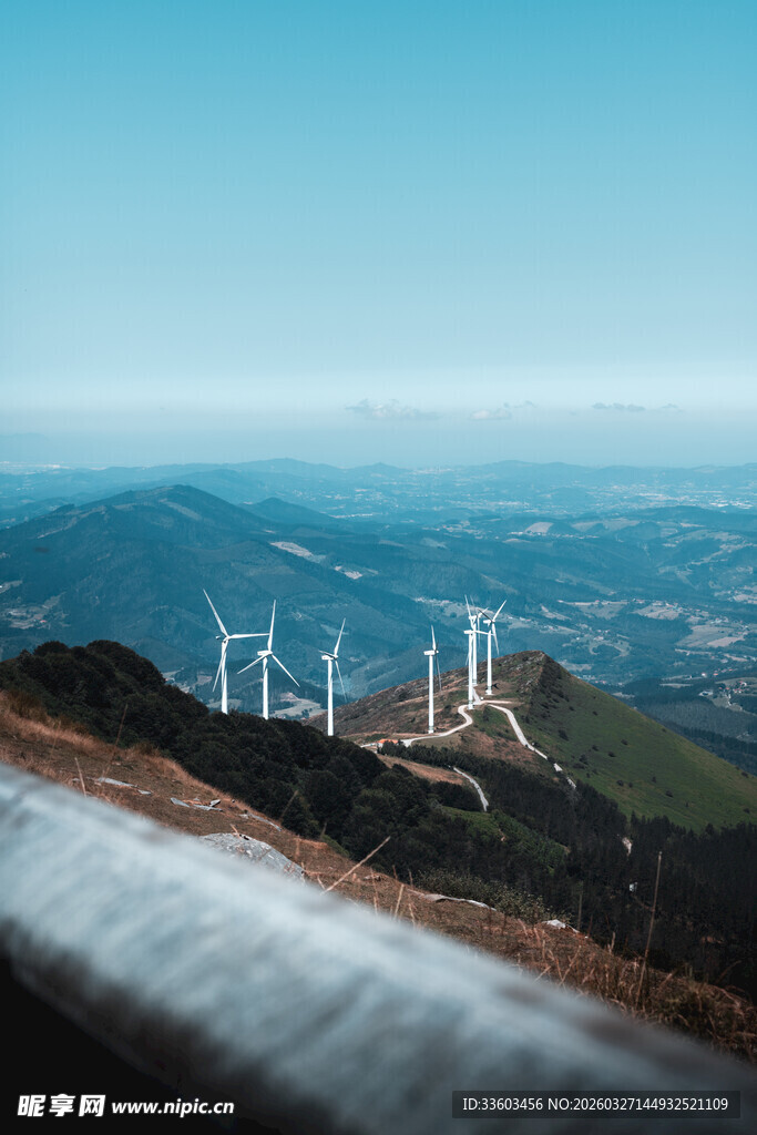 山间风车与蜿蜒公路美景
