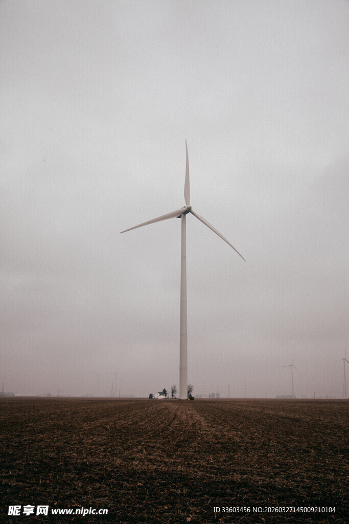 旷野中的巨型风力发电机