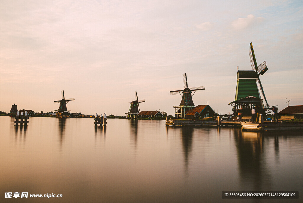 荷兰风车湖畔的美丽黄昏