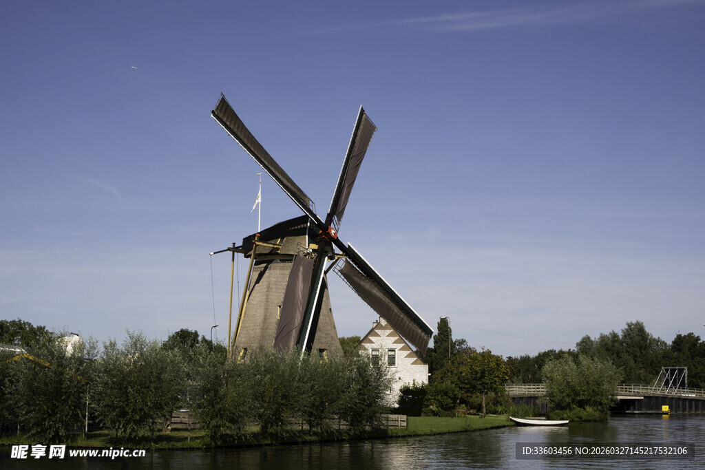 荷兰田园中的古老风车