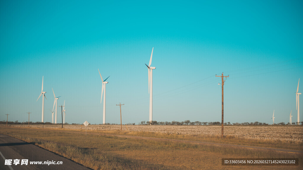 旷野中的风力发电机组