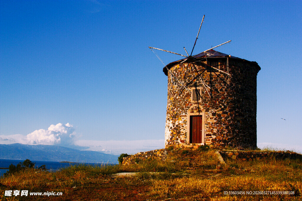 古老风车矗立蓝天之下