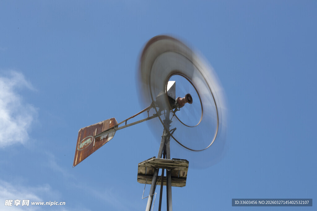 蓝天中的老式风车