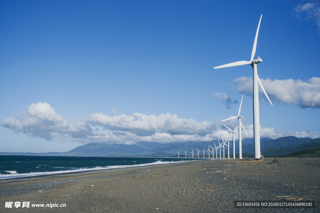 海边风力发电机组景观