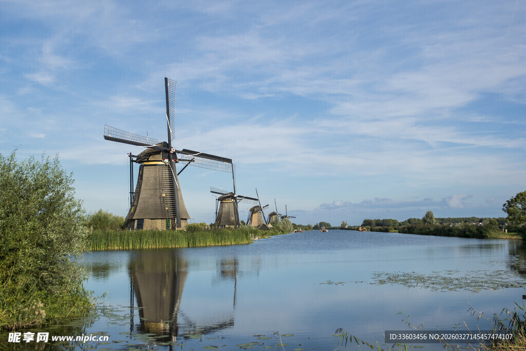 荷兰风车湖畔美景