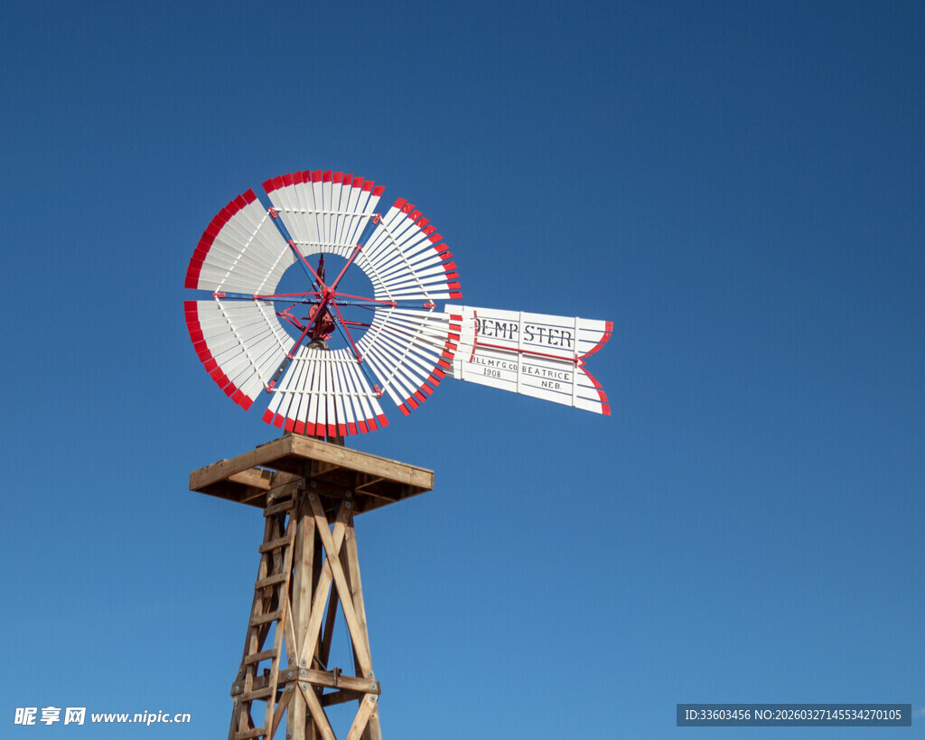 蓝天中的老式风车