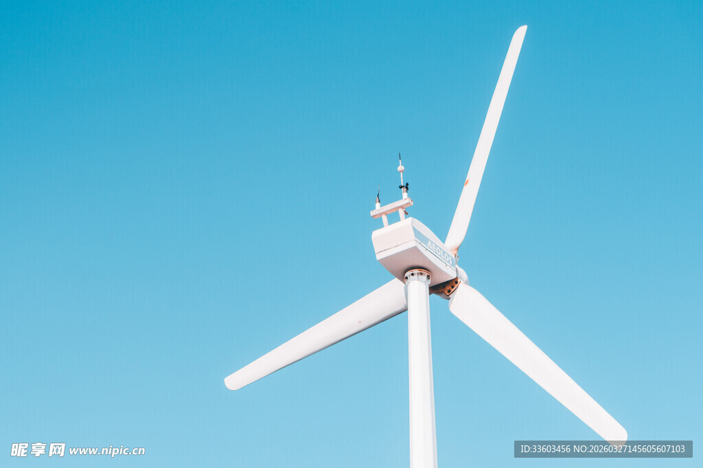 蓝天中的白色风力发电机