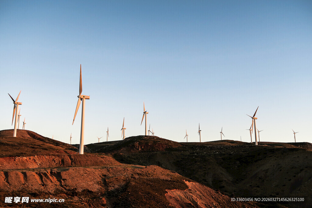 山坡上的风力发电机组